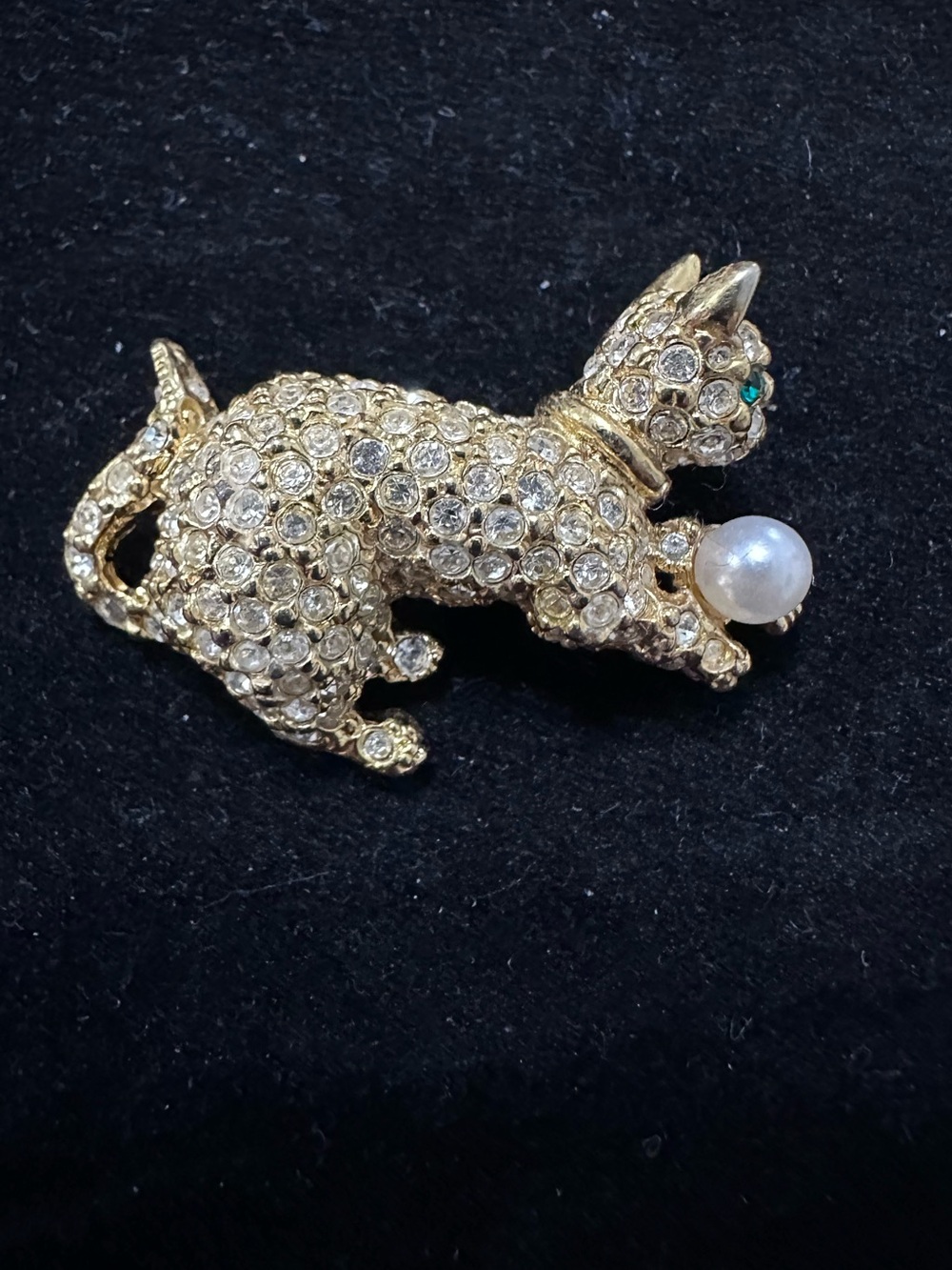 451- Vtge. Joan Rivers cat rhinestone faux pearl gold tone brooch
